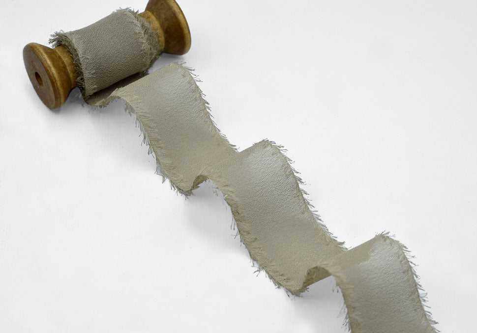 crepe effetto seta sfrangiato 40 mm tortora