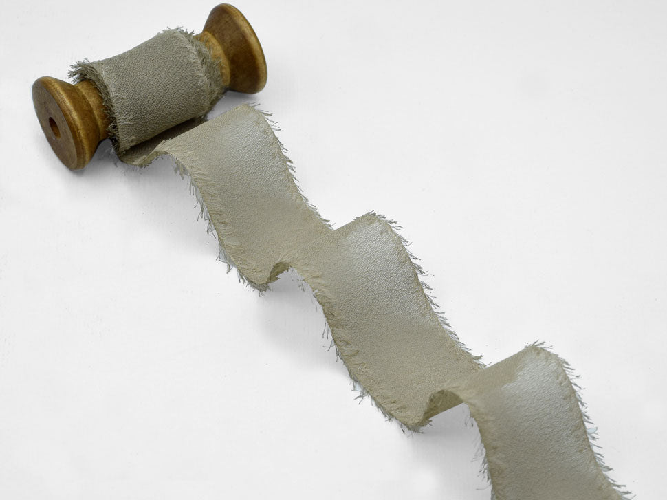 crepe effetto seta sfrangiato 40 mm tortora